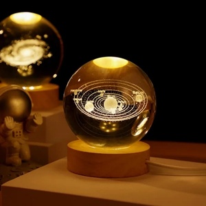Lámpara Nocturna 3D Creativa con Diseño del Sistema Solar, Bola de Cristal Tallada con Láser, Base de Madera Sólida, Control Remoto - Product Image 1