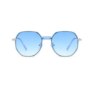 <span class=keywords><strong>Radisson</strong></span> Nuevo Juego de Gafas de Sol de una Pieza 7000, Color de Marco Azul/Rojo, Dos en Uno, Gafas para Mujer y Hombre, Incluye Gafas Magnéticas para Miopía - Product Image 3