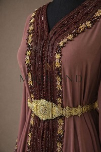 Abaya Traditionnelle Élégante avec Broderie Dorée et Ceinture Assortie – Tenue Modeste de Luxe pour Femme – Mode Islamique - Product Image 4