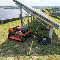 Tondeuse à gazon professionnelle télécommandée avec accessoire de coupe à disque et débroussailleuse sur chenilles pour ferme solaire et verger