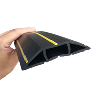 Protecteur de câble de filetage de sol à 3 canaux en caoutchouc noir PVC 82mm * 17mm