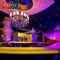 Bar lounge, boîte de nuit, design d'intérieur moderne avec éclairage LED, matériaux écologiques, mobilier de bar
