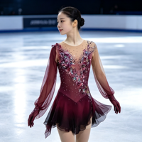 Robe de patinage artistique dégradé rouge bordeaux et noir, col en V, manches longues en maille, dos profondement ouvert, strass appliqués à la main, jupe asymétrique