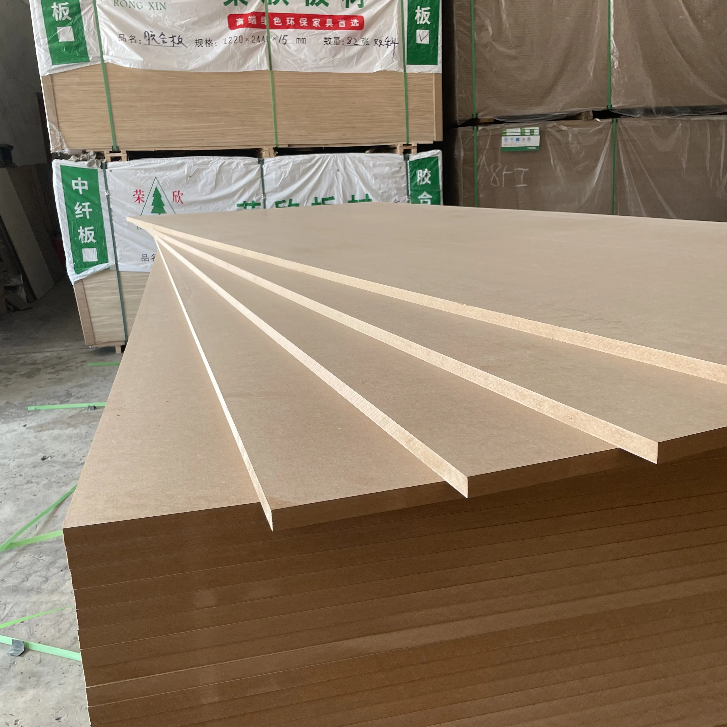 Vente en gros d'usine de panneaux MDF unis laminés MDF brut pour meubles