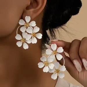 Zooying perhiasan desain indah ornamen telinga anting-anting gaya Retro bentuk 3 bunga besar hitam hijau putih