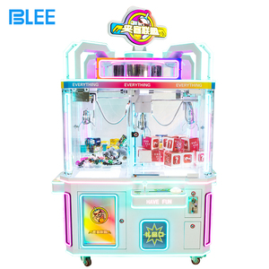 Regalos de juego de Parque de Atracciones 4 jugadores que funcionan con monedas Candy Grabber Claw Crane con luces Led a la venta - Product Image 1