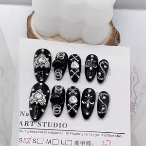 Qianya Tokyo Gothic Press on Nails con Heart Diamond & Chain Decor - Dark Alternative Style <span class=keywords><strong>Uñas</strong></span> postizas hechas a mano al por mayor - Product Image 5