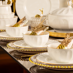 Juego de <span class=keywords><strong>vajilla</strong></span> de estilo europeo de gama alta Jingdezhen, platos de arroz de cerámica blanca pura desechables, borde dorado en relieve, Hogar Moderno - Product Image 2