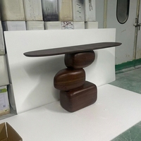 Table console haut de gamme en fibre de verre, finition grain de noyer, sculpture empilée en pierre artistique, table d'entrée, mobilier de décoration intérieure