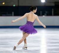 Robe de patinage artistique violette à manches longues, col montant, dos ouvert en maille, jupe ornée de strass pour filles adultes, compétition et performance