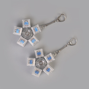 Msiches Keycaps: <span class=keywords><strong>Portachiavi</strong></span> Fidget a LED con Design Personalizzato, a Forma di Tastiera, Multicolore, con Effetto Click - Product Image 5