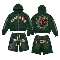 Tuta da uomo personalizzata in cotone a due pezzi, con felpa a doppio strato e pantaloncini cargo, effetto patchwork distressed, stile streetwear, per allenamento e attività sportiva.