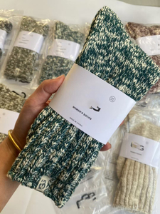 Calcetines de lana gruesa de punto termo para mujer, marca U, cálidos y cómodos para invierno, con logo en el bajo y tejido acanalado, para uso diario, al por mayor. - Product Image 2