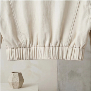 <span class=keywords><strong>Giacca</strong></span> in <span class=keywords><strong>Pelle</strong></span> Morbida di Agnello a Grana Fine per Donna, Colore Crema <span class=keywords><strong>Beige</strong></span>, Colletto a Camicia, Chiusura Frontale con Zip, Stile Casual e Comodo - Product Image 5