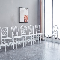 Chaises de banquet économiques en or en plastique antique classique et chaises de mariage blanches Chaise en or à dos romantique pour restaurant de mariage