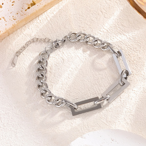 สร้อยข้อมือสแตนเลสสตีลชุบทอง 18K สไตล์ฮิปฮอปพังก์ พร้อมจี้สี่เหลี่ยมเล็กเรียบง่าย สำหรับผู้ชายและผู้หญิง - Product Image 4