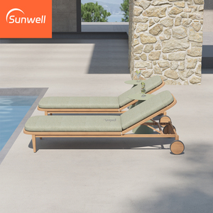 Chaise longue d'extérieur pliable en bois de teck massif avec roulettes pour utilisation au bord de la piscine, dans les hôtels et dans le salon - Product Image 1