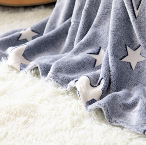 Coperta Super Morbida per Casa e Ufficio con Motivo Luminoso di Luna e Stelle che Brilla al Buio, Plaid in Flanella Lavorato a Maglia - Product Image 3