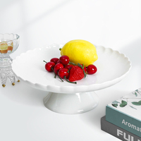 Europese stijl dessertbord wit met gegolfde rand en voet, keramiek, fruitbord