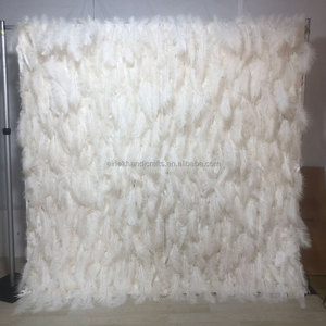 Décor de toile de fond de mariage luxueux de mur de <span class=keywords><strong>plumes</strong></span> blanches éthérées <span class=keywords><strong>avec</strong></span> <span class=keywords><strong>des</strong></span> accents de panache doux - Product Image 1