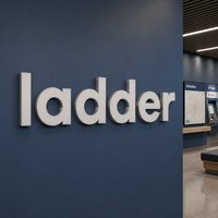 Enseigne de logo haut de gamme avec lettres en acrylique givré à LED blanc chaud et côtés en acier inoxydable pour mur de salle d'exposition de meubles modernes