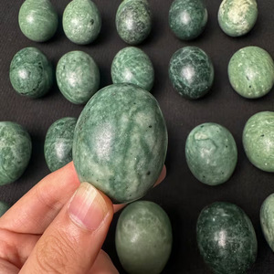 Venta al por mayor de huevo de jade Xiuyu de cristal verde pulido, piedra natural curativa, para la palma de la mano - Product Image 4