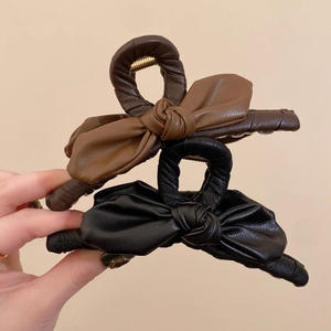 กิ๊บติดผมหนัง PU รูปโบว์ประดับลายฉลามสำหรับผู้หญิง เหมาะสำหรับงานพรอม ทันสมัย ทนทาน - Product Image 1