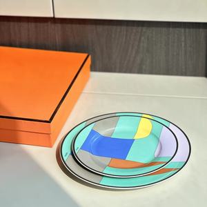 Nouvel ensemble de vaisselle et assiettes en porcelaine de luxe européen à motif équestre - Product Image 1