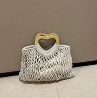 Sac à main vintage en crochet ajouré de luxe pour femme, sac de plage et de shopping en macramé fait main tendance pour l'été avec poignée en bois en forme de cœur