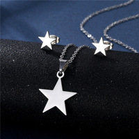 Vente en gros de colliers à breloques classiques en acier inoxydable, ensemble de colliers à breloques géométriques simples, design d'amour lisse, deux pièces, cadeau d'anniversaire