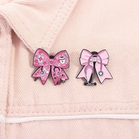 Vente en gros de dessin animé mignon nœud rose médical en alliage de zinc teint en métal émail doux médecins infirmières insigne en métal