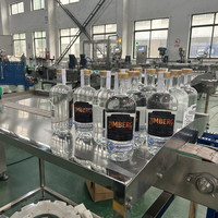 Machine automatique de bouchage et d'étiquetage de bouteilles en verre de whisky spiritueux à 4 têtes pour 250ml 500ml 750ml 1000ml