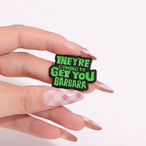 Sie kommen, um Sie zu bekommen Barbara Emaille Pin Green Zitat Metall Brosche Revers Abzeichen Schmuck Rucksack Zubehör - Product Image 4