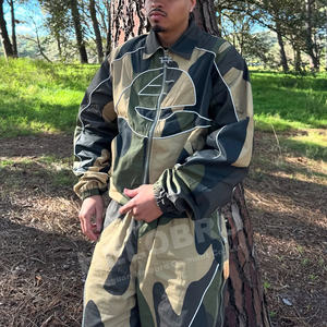 Chaqueta con cremallera personalizada y pantalones de nailon, conjunto de Jogger de dos piezas de camuflaje, chándales cortavientos de camuflaje de poliéster para hombre - Product Image 4