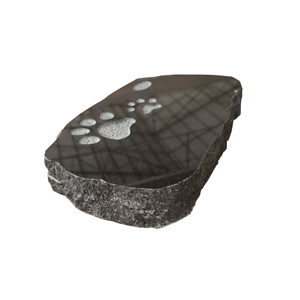 Pierre tombale moderne en granit américain avec motif de trace de pas noir, finition polie et sablée - Product Image 2