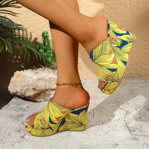 Vente en gros de sandales à talons compensés à imprimé tropical d'été 2025 pour femmes | Glissières antidérapantes | Chaussures de fête à la mode sur la plage - Product Image 2