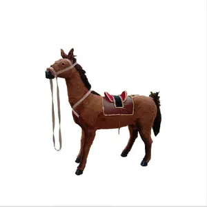 ผู้ผลิตที่กำหนดเองตุ๊กตายัดนั่งบนสัตว์ของเล่นจำลองขนาดใหญ่ม้ารุ่นบ้านกลางแจ้งฟาร์มตกแต่ง