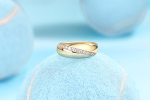 Anello da Donna in Argento Sterling Placcato Oro 18K con Fascia Comfort <span class=keywords><strong>Fit</strong></span> da 8mm, Design Elegante e Senza Tempo, con Pietre Moissanite Incastonate a Pavé - Product Image 6