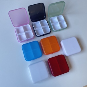 Nueva Promoción: Pastillero Cuadrado de Plástico con 4 Compartimentos, Bonito y Práctico, Regalo Promocional, Pastillero Diario de 4 Compartimentos - Product Image 1