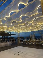 Voile de plafond blanc en forme de S avec bande lumineuse LED pour décoration de plafond de mariage