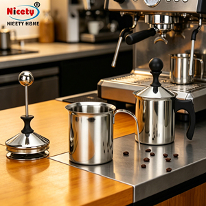 Pichet <span class=keywords><strong>mousseur</strong></span> à lait manuel en acier inoxydable de qualité alimentaire - <span class=keywords><strong>Mousseur</strong></span> à lait durable à pompe manuelle avec poignée ergonomique pour barista à domicile - Product Image 1