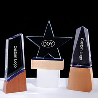 Trophée en cristal gravé de haute qualité avec logo de marque personnalisé en forme d'étoile créative avec socle
