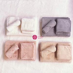 Ensemble de trois pièces pour salon de beauté et spa Yicheng Beauty avec broderie personnalisée, jupe de bain pour <span class=keywords><strong>coiffeur</strong></span> - Product Image 3