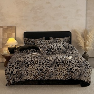 Juego de funda de edredón de felpa de piel de conejo, funda de edredón impresa de tamaño personalizado, fundas de almohada, juego de cama de invierno grueso, venta al por mayor - Product Image 1