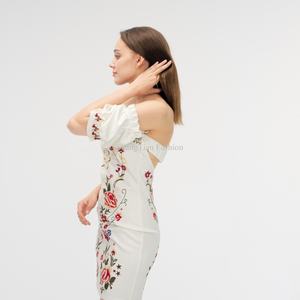 Vestido Ajustado OEM con Hombros Descubiertos y Bordado Floral Personalizado para Damas - Product Image 3