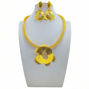 Juego de Collar y Aretes de Oro de Lujo, Diseño Floral Metálico Hecho a Mano, Exquisito Relieve, Regalo de Boda, Año Nuevo Chino - Product Image 4