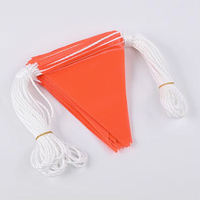 Drapeaux triangulaires de signalisation routière, barrières de sécurité routière, fanions