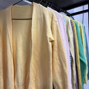 Vêtements d'occasion d'usine : Cardigan fin de seconde main pour <span class=keywords><strong>femme</strong></span>, haute <span class=keywords><strong>qualité</strong></span> en balles, livraison économique vers l'Indonésie - Product Image 3