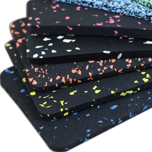 <span class=keywords><strong>Precio</strong></span> de fábrica Gimnasio Piso Alfombra Rollo Azulejo de goma de hierba <span class=keywords><strong>artificial</strong></span> de alta calidad - Product Image 1
