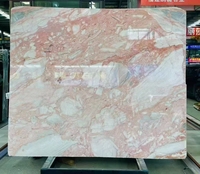 Dalles de marbre rose quartz de luxe pour revêtements de sol, murs d'accent rétroéclairés, îlots cascade et lavabos sculpturaux à veinage apparent